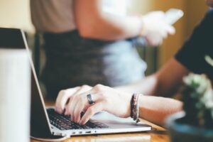 Homeoffice in der Stadt: Produktives Arbeiten auf kleinem Raum auf meinegeschichten.de